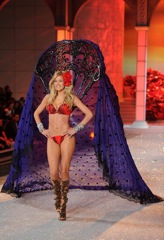 12166_doutzen-kroes-en-el-desfile-de-victorias-secret-navidad-2011