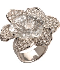 Katy_Perry_-_Gardenias_ring_in_white_gold,_diamonds_and_rock_crystal